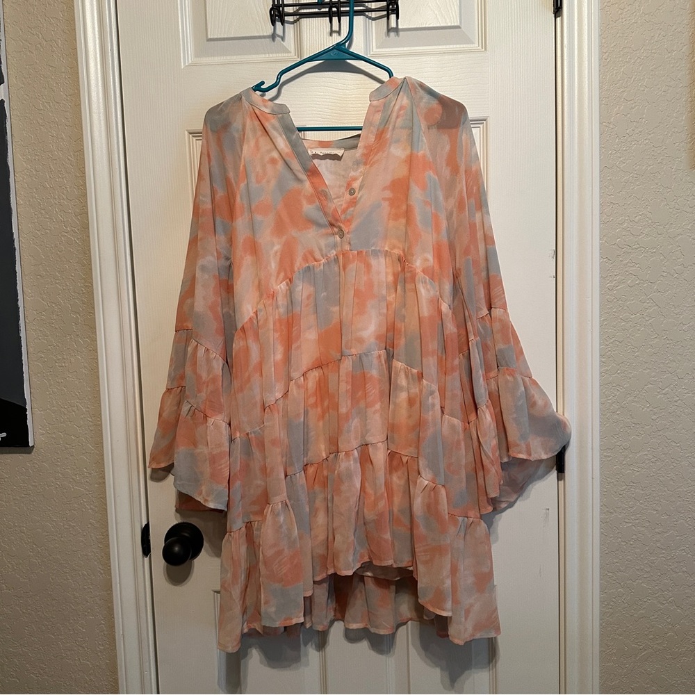 Cute above the knee dress! Super flowy and flattering.